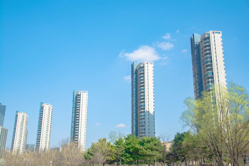 蓝天下的现代高楼群图片