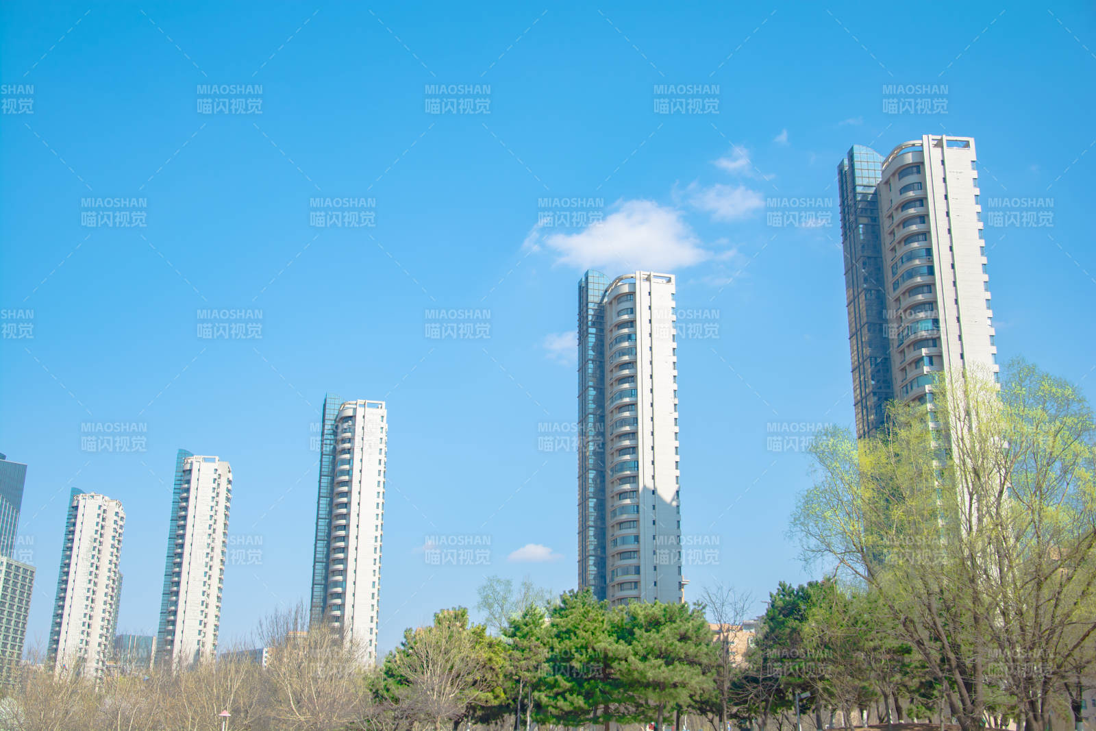 蓝天下的现代高楼群图片