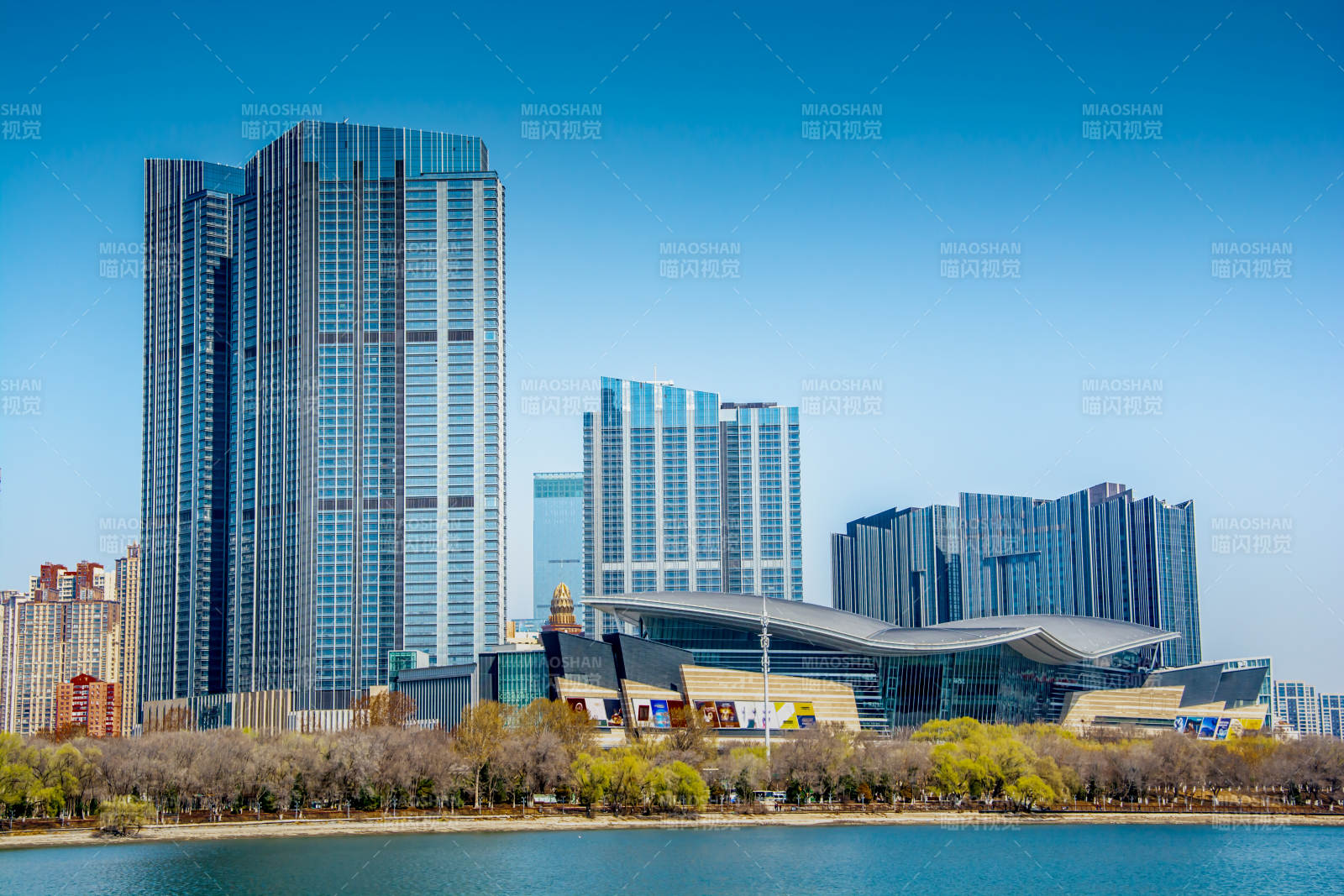 现代都市天际线临湖景图片