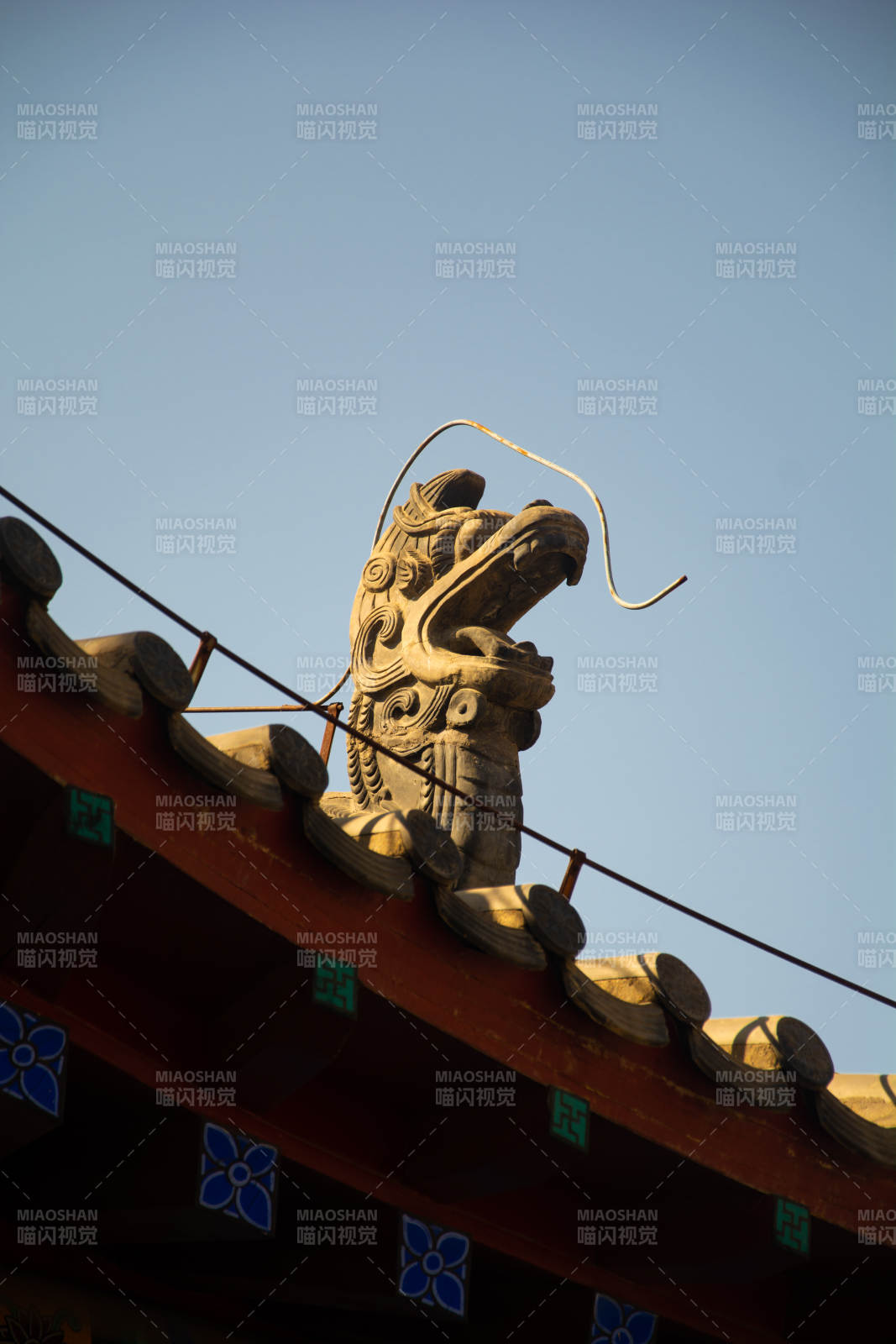 屋脊龙吻迎蓝天图片