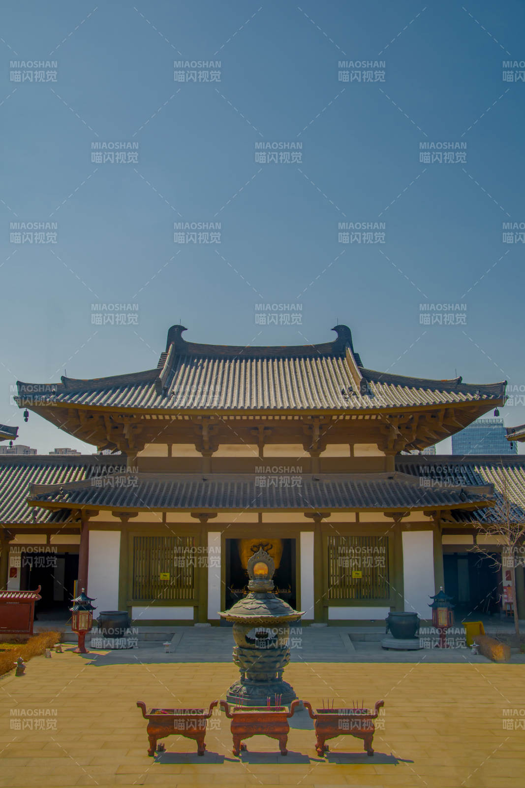 古寺晨光 香炉静立庭院中图片