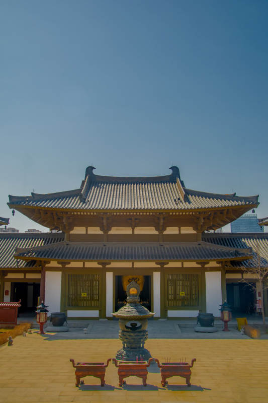 古寺晨光 香炉静立庭院中图片