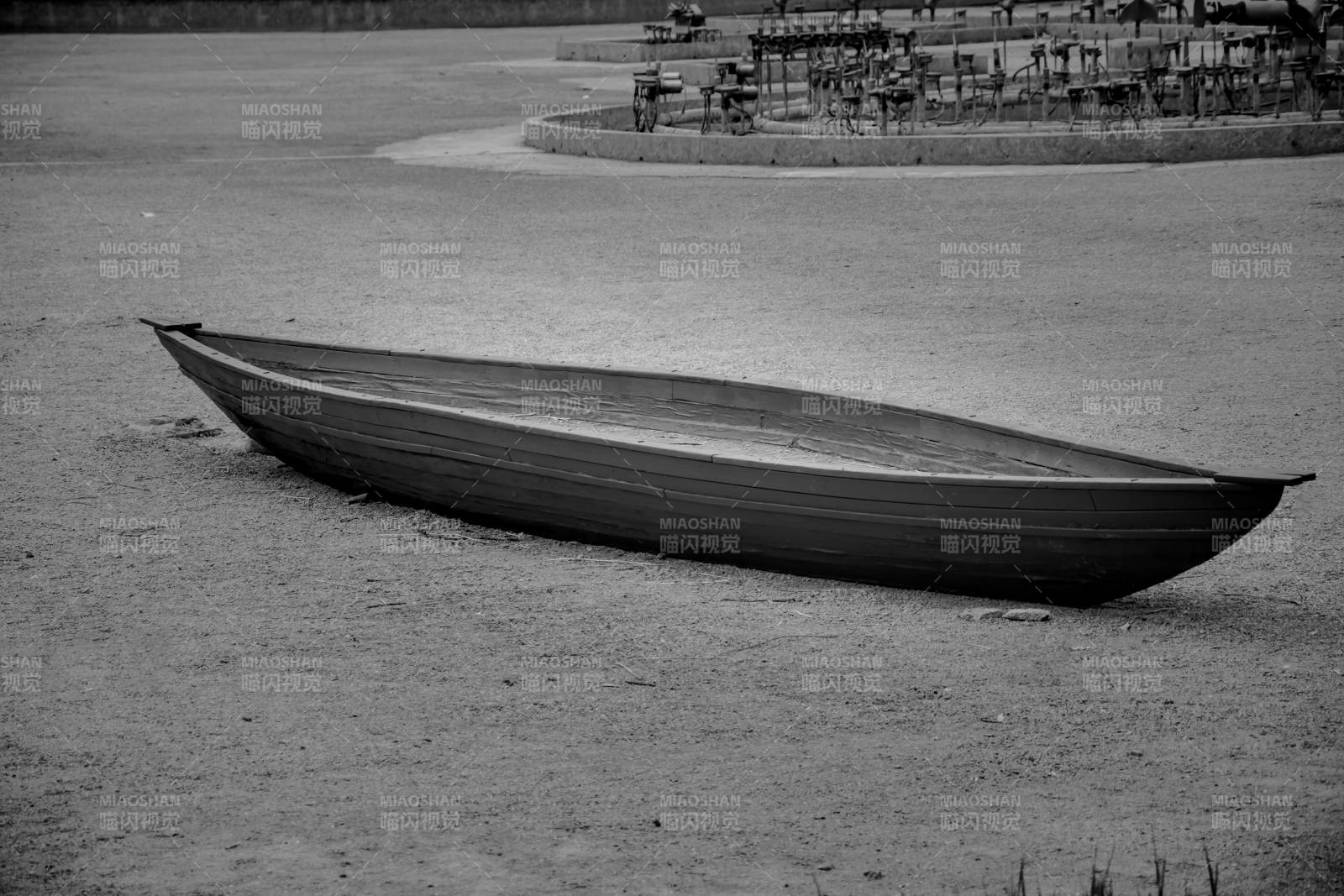 孤舟静卧沙滩上图片