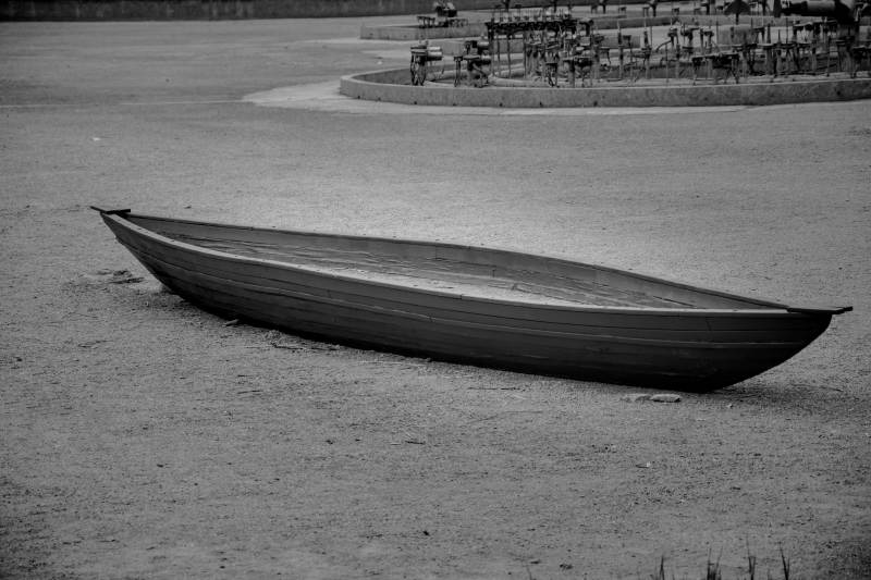 孤舟静卧沙滩上图片