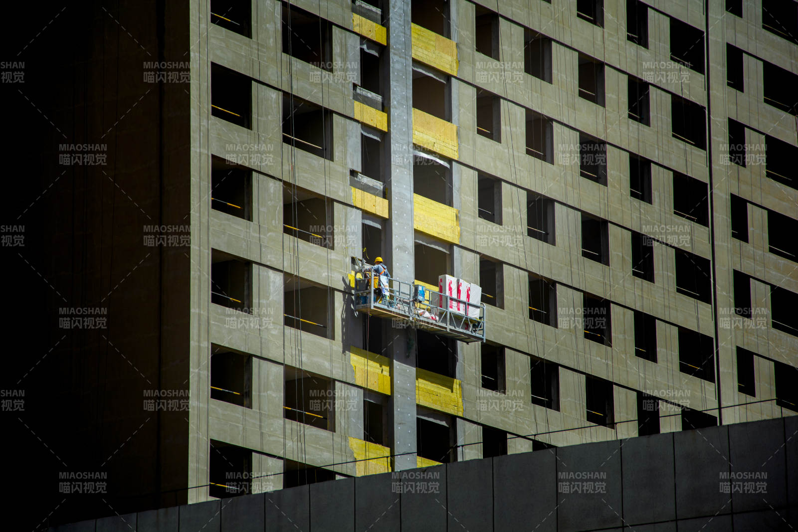 高楼外墙施工中的工人图片