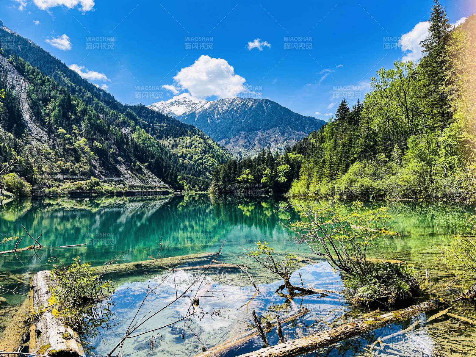 青山碧水映蓝天图片