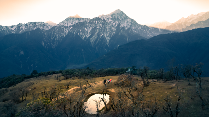 雪山下的徒步者与小湖图片