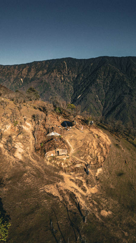 山巅孤屋 俯瞰群峦图片