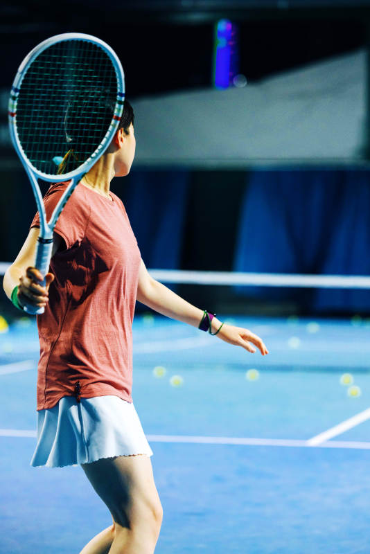 女子持拍准备击球图片