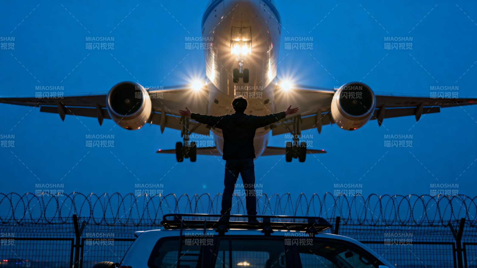 夜迎巨机 车顶张臂人图片