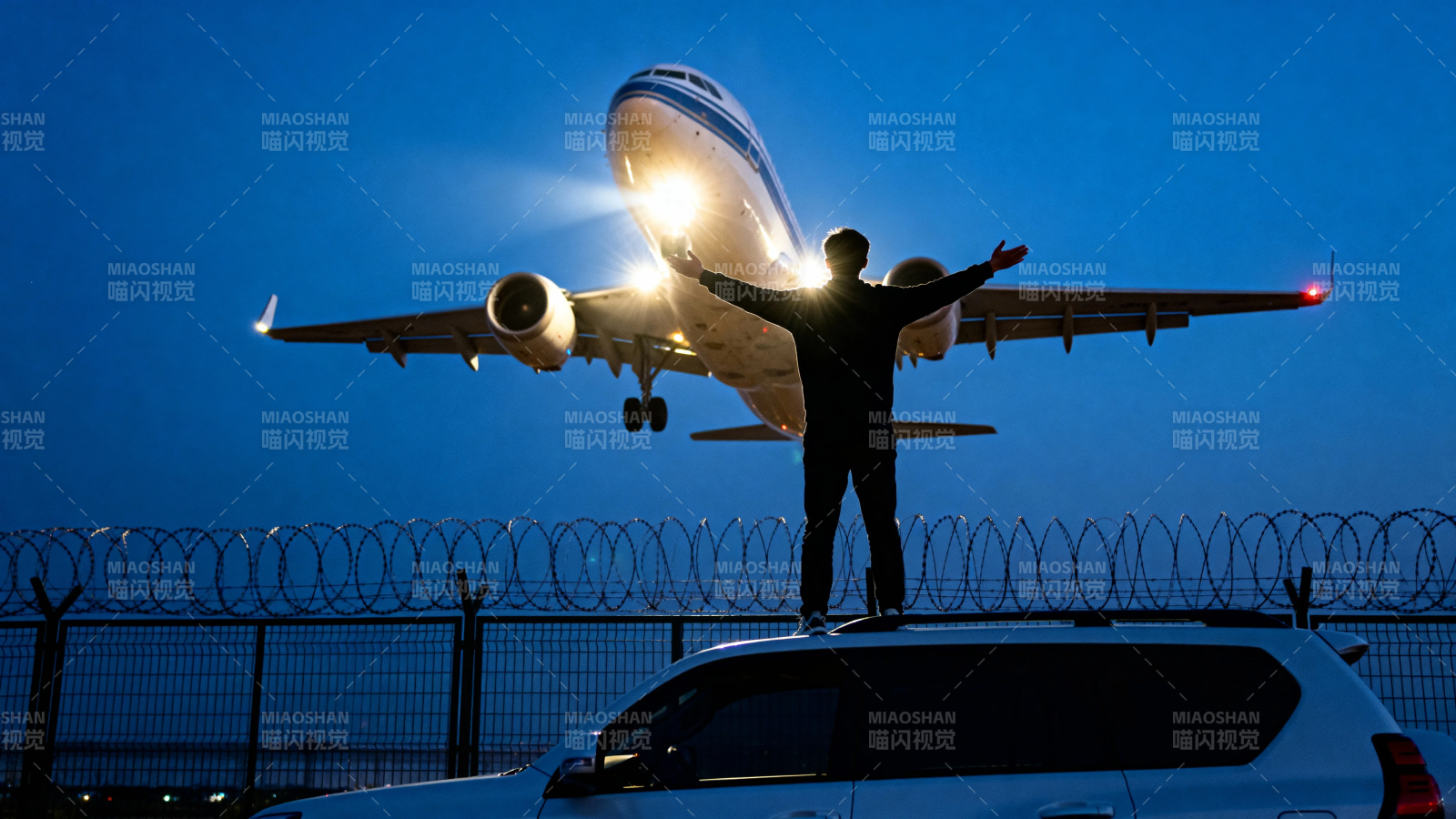 飞机降落 人立车顶迎光图片