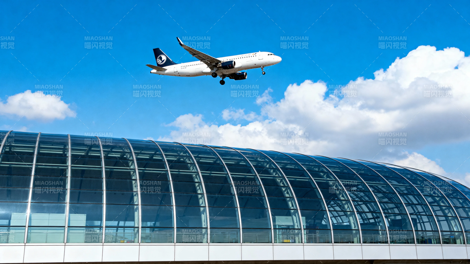 飞机掠过玻璃航站楼上空图片
