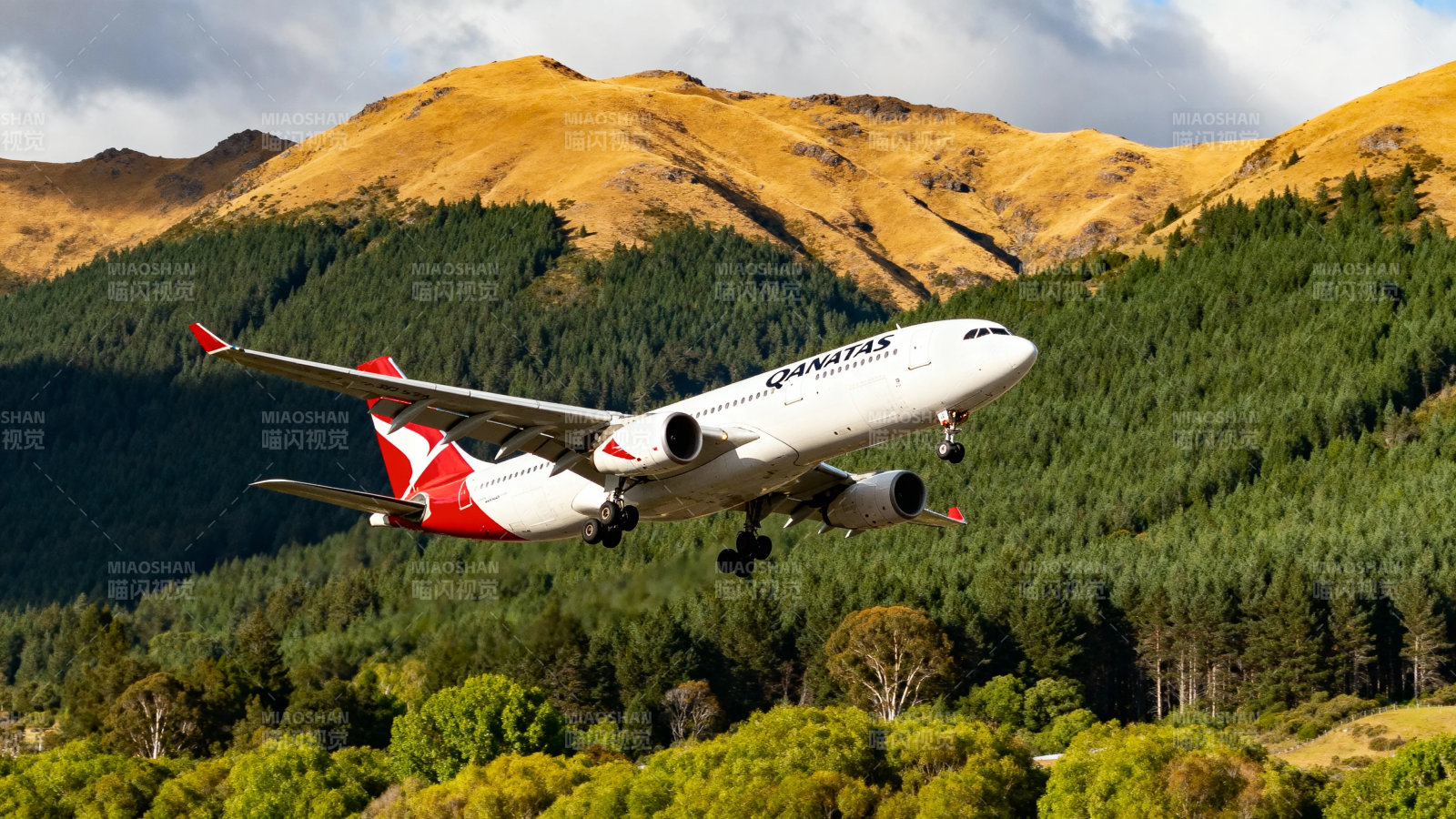 飞机掠过山林 红白涂装醒目图片