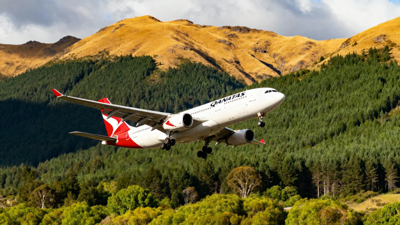 飞机掠过山林 红白涂装醒目图片