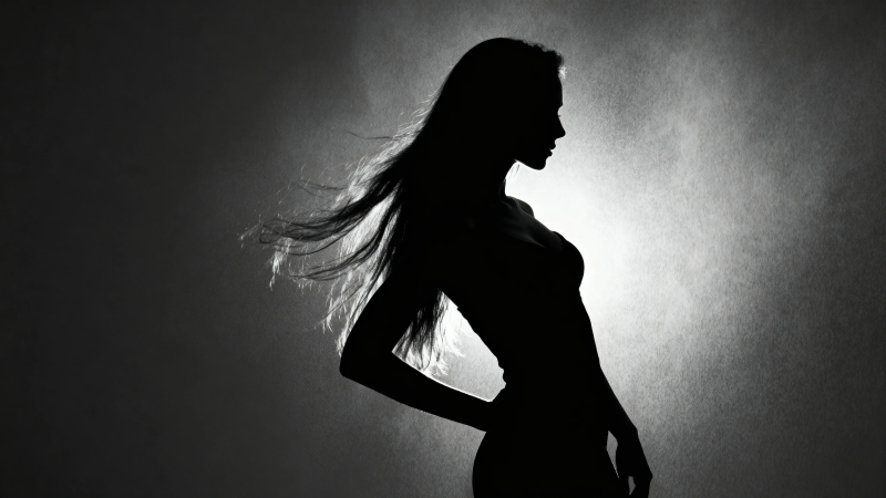 光影中的女性剪影图片