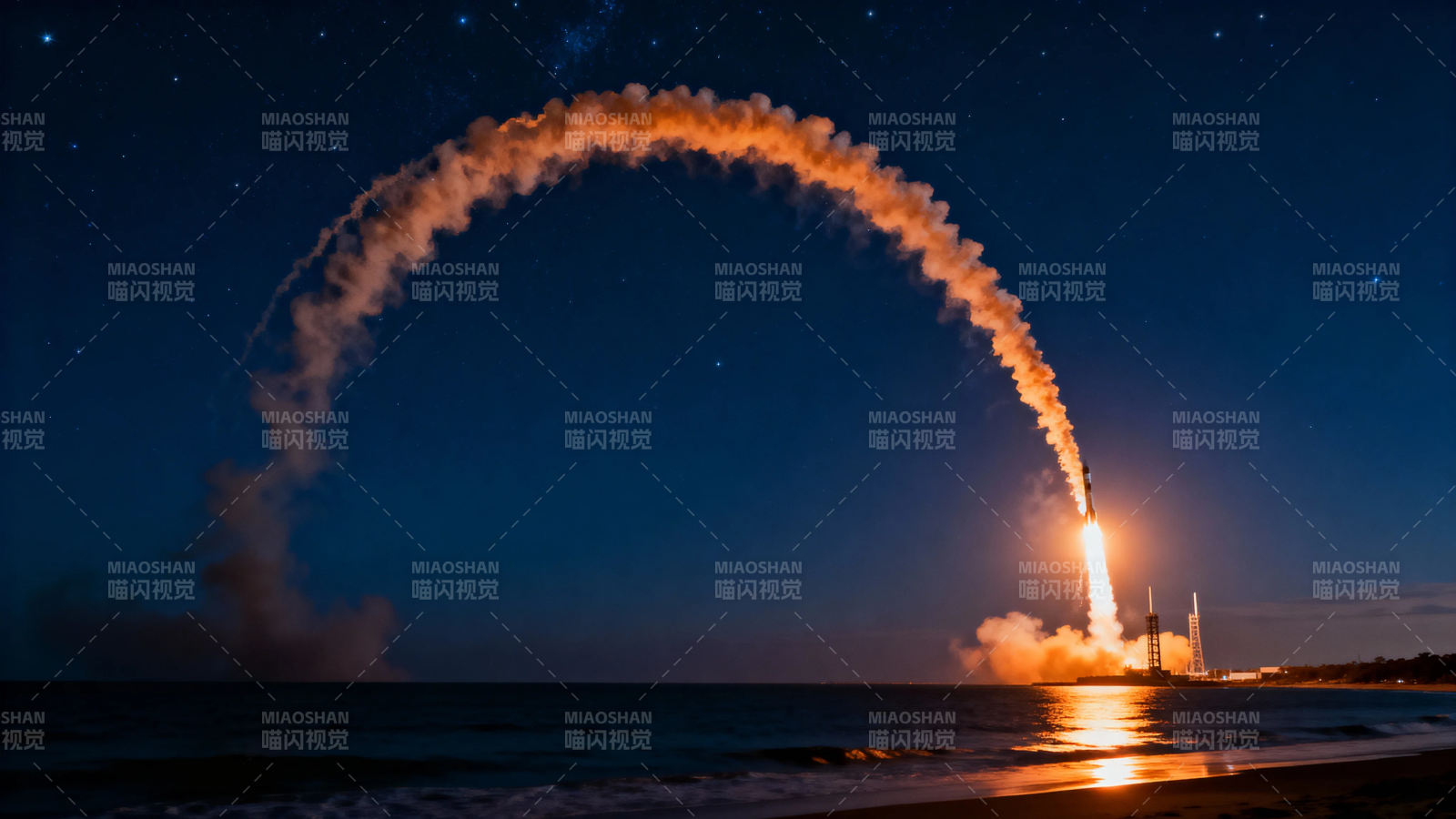 夜海火箭升空 焰弧映星空图片