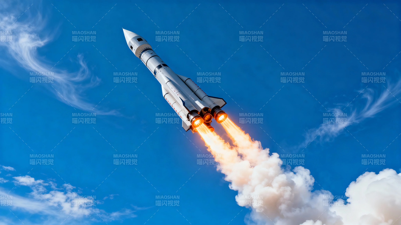 火箭升空 烈焰划破蓝天图片