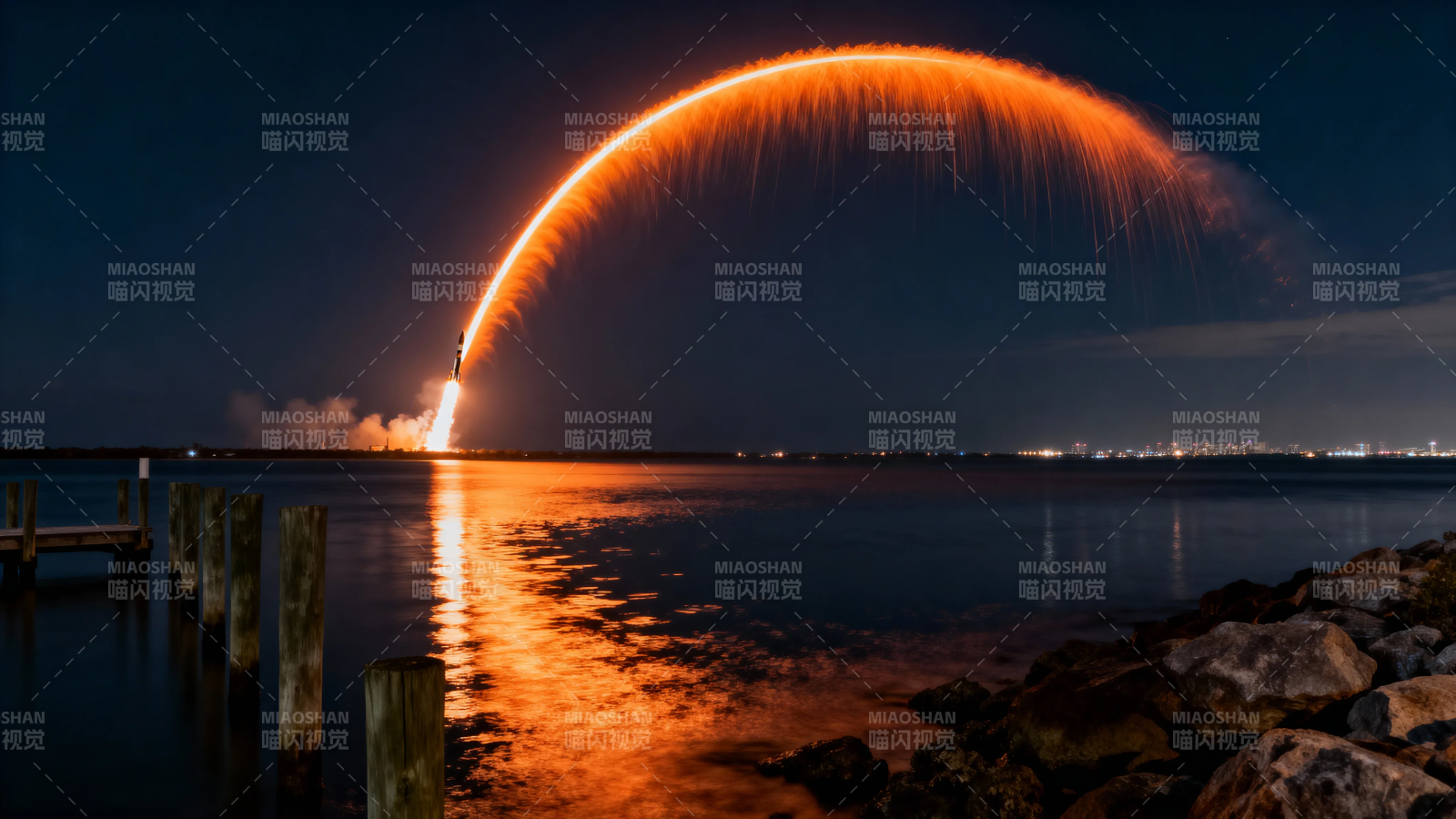 火箭夜升空 火弧映海面图片