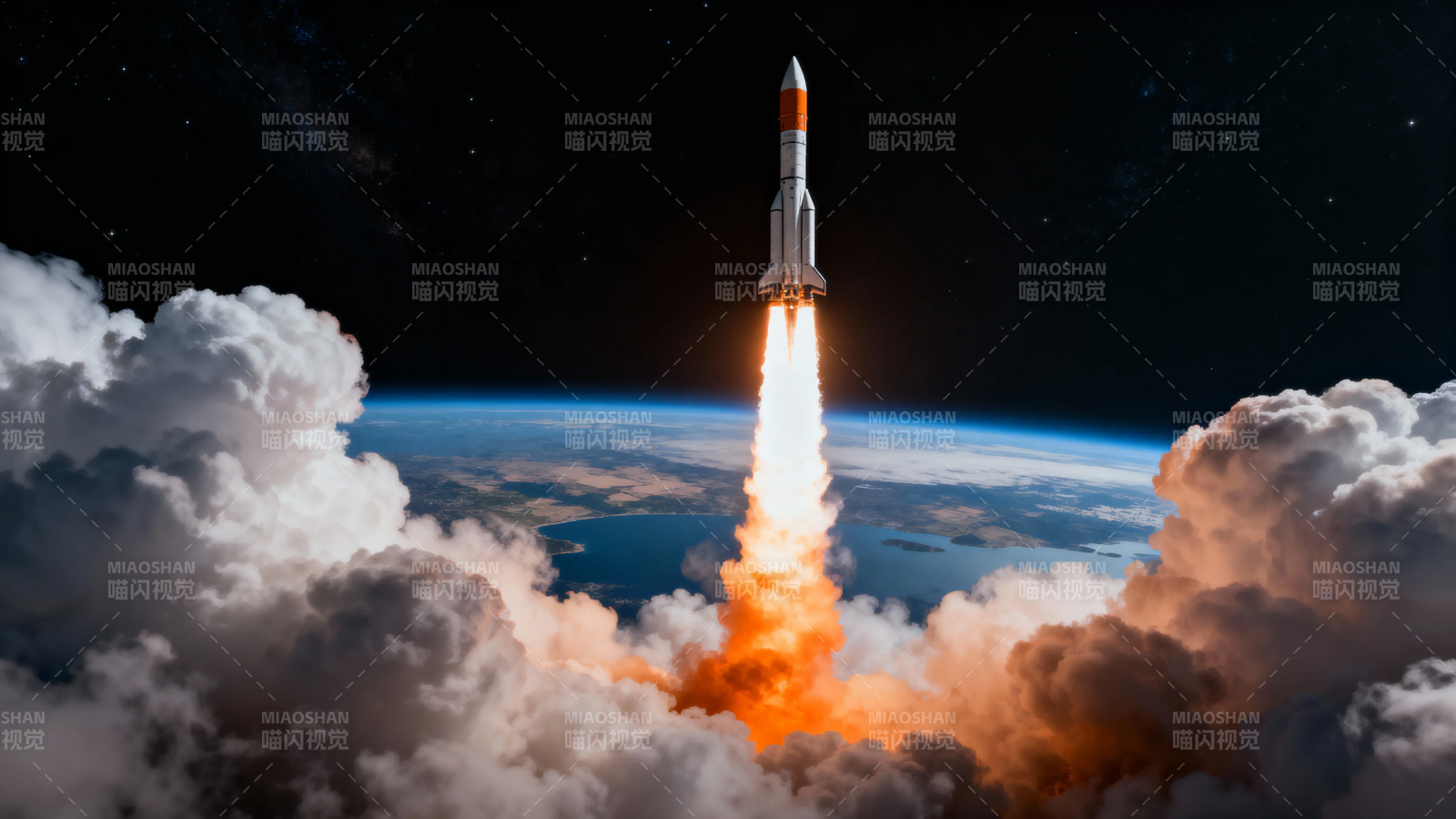 火箭升空 穿越云层向太空图片