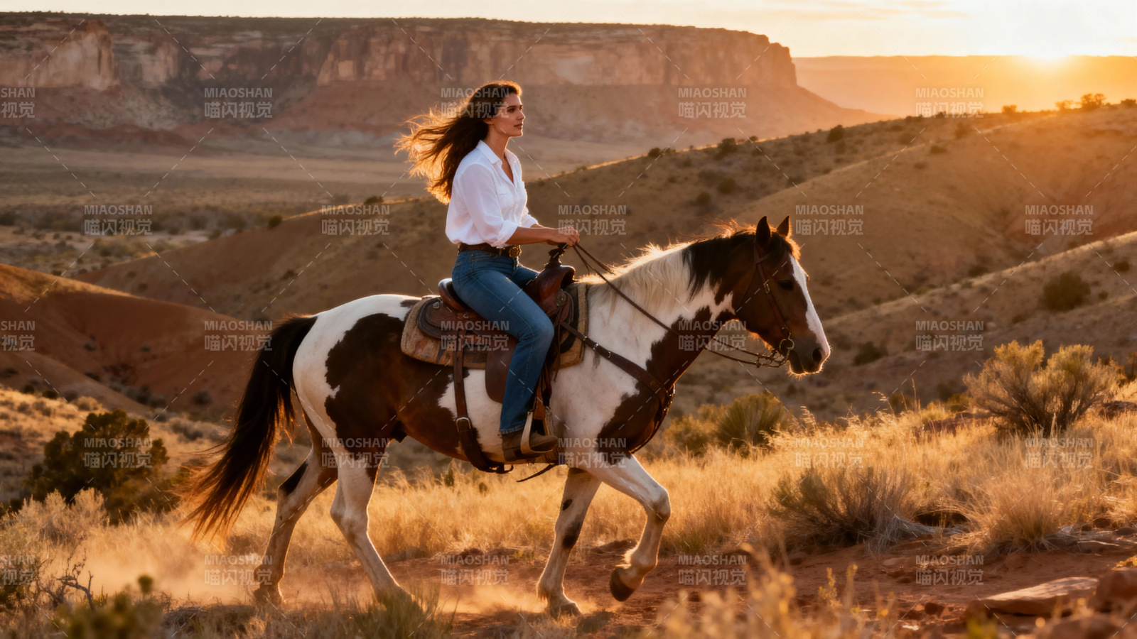 夕阳下骑马穿越荒野图片