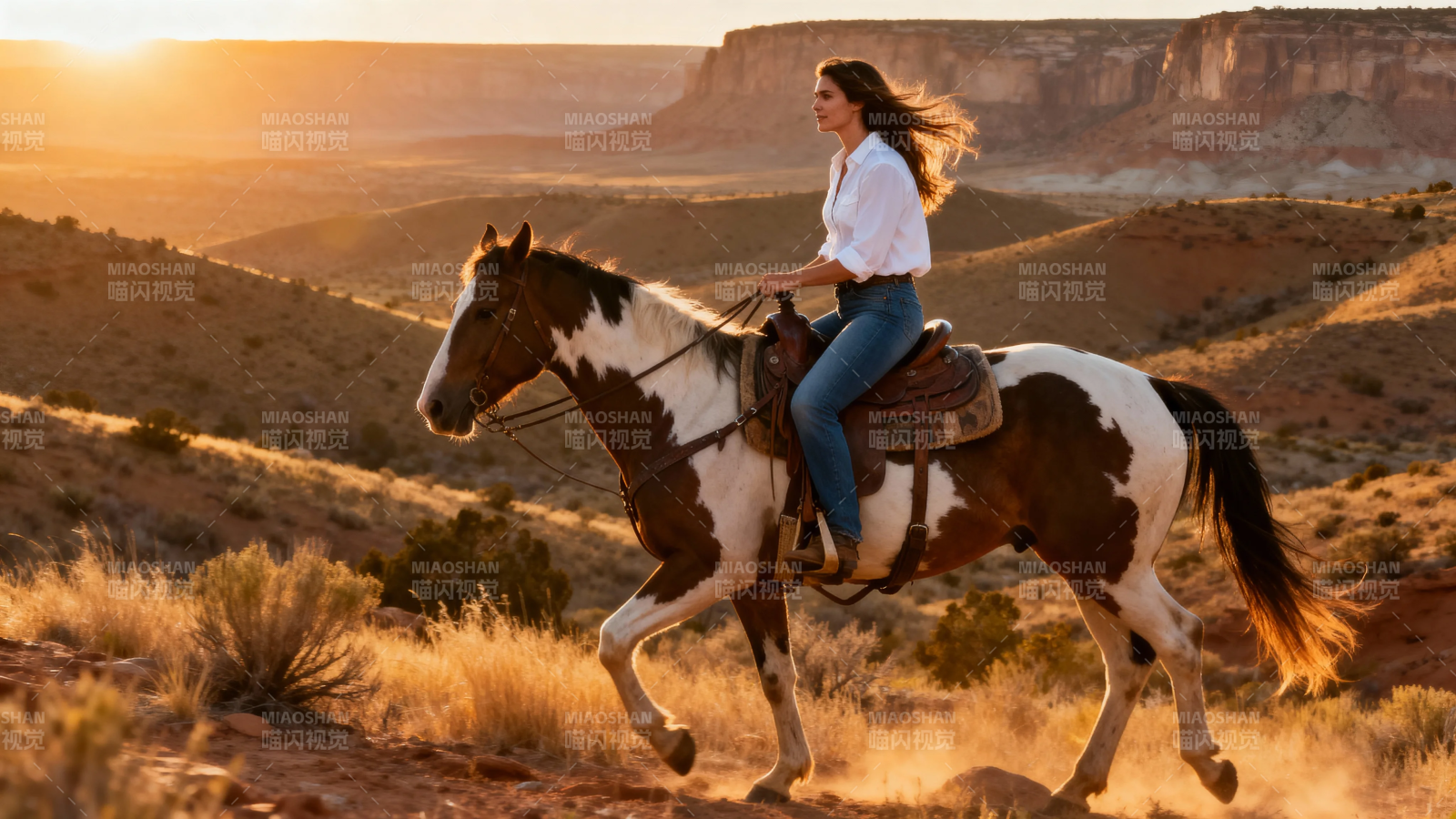 夕阳下骑马穿越荒漠峡谷图片