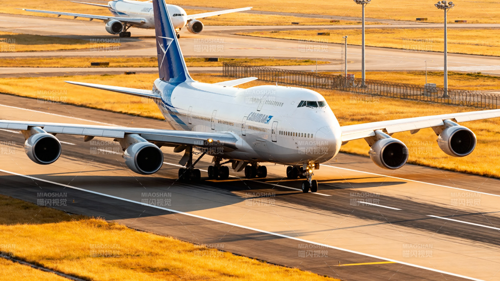 波音滑行于金色跑道图片