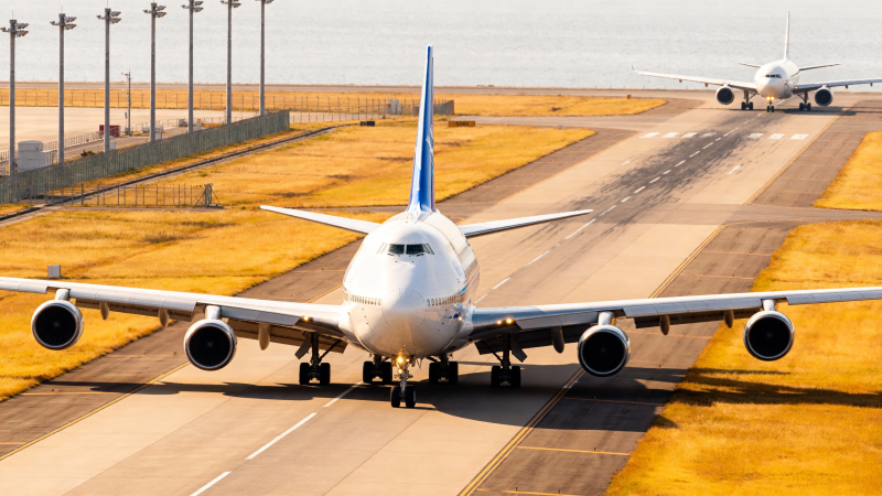 飞机跑道待飞 蓝天在望图片
