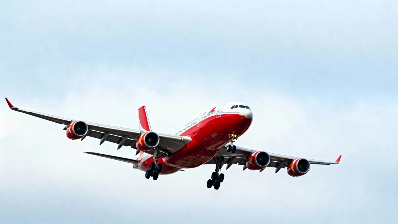 红白客机蓝天起飞瞬间图片
