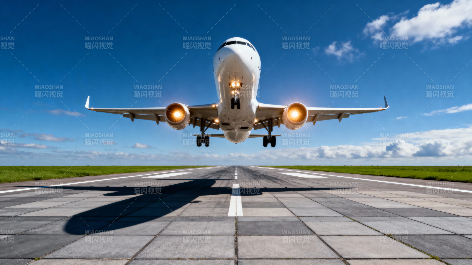 飞机起飞瞬间 冲向蓝天图片