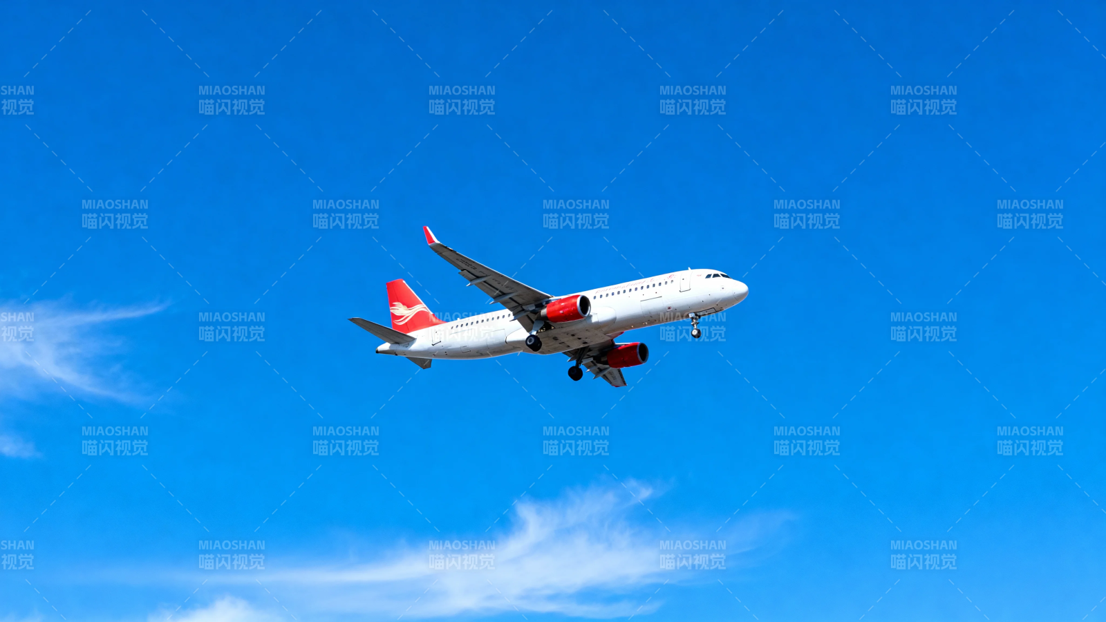 蓝天下的白色客机飞行中图片