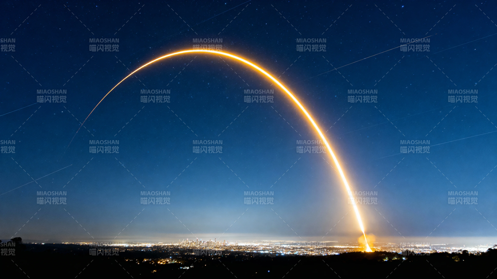 夜空中火箭划出金色弧线图片