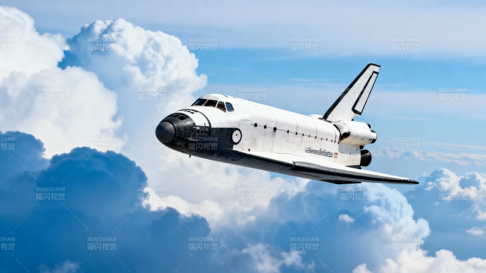 航天飞机穿越云层飞行图片