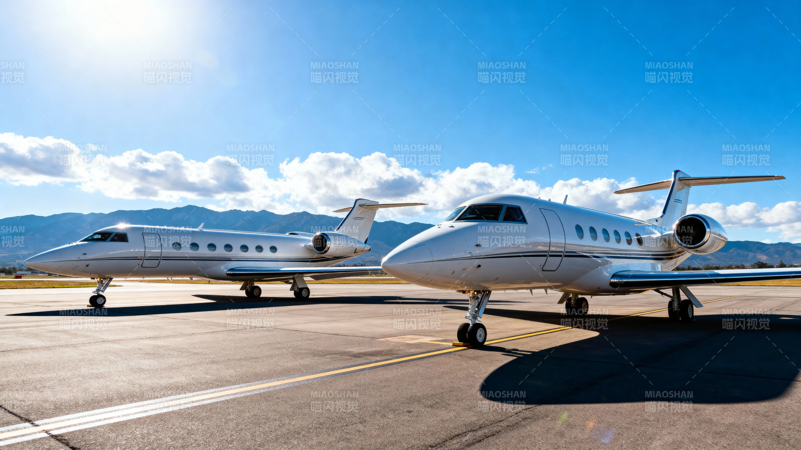 双机静停机坪 蓝天远山伴图片