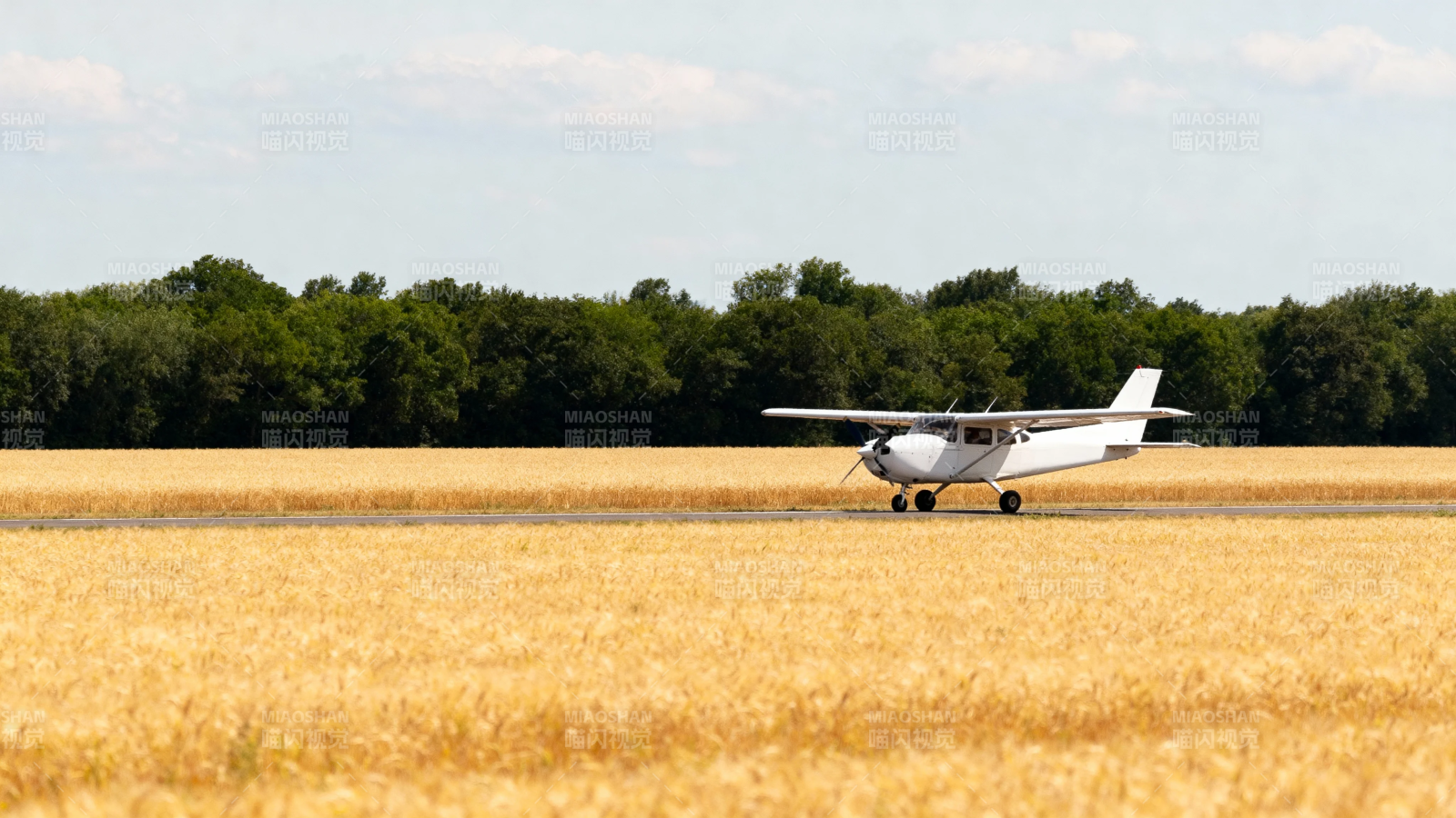 麦田跑道上的小飞机图片