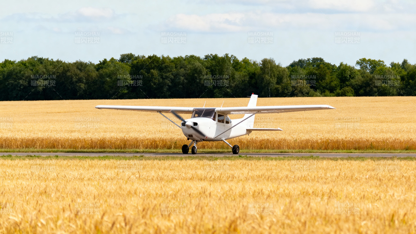 麦田中的小飞机图片