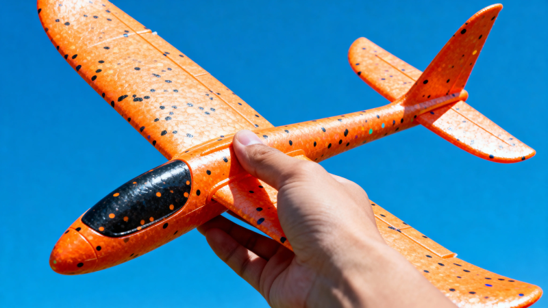 橙色斑点飞机模型手持图图片