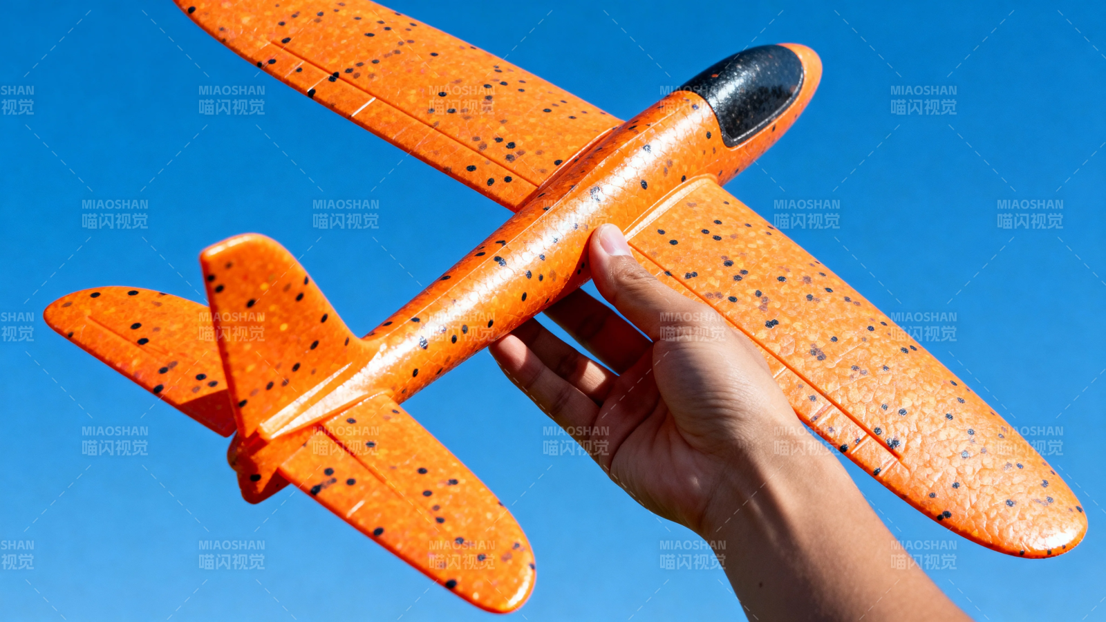 橙色斑点飞机模型手持图图片