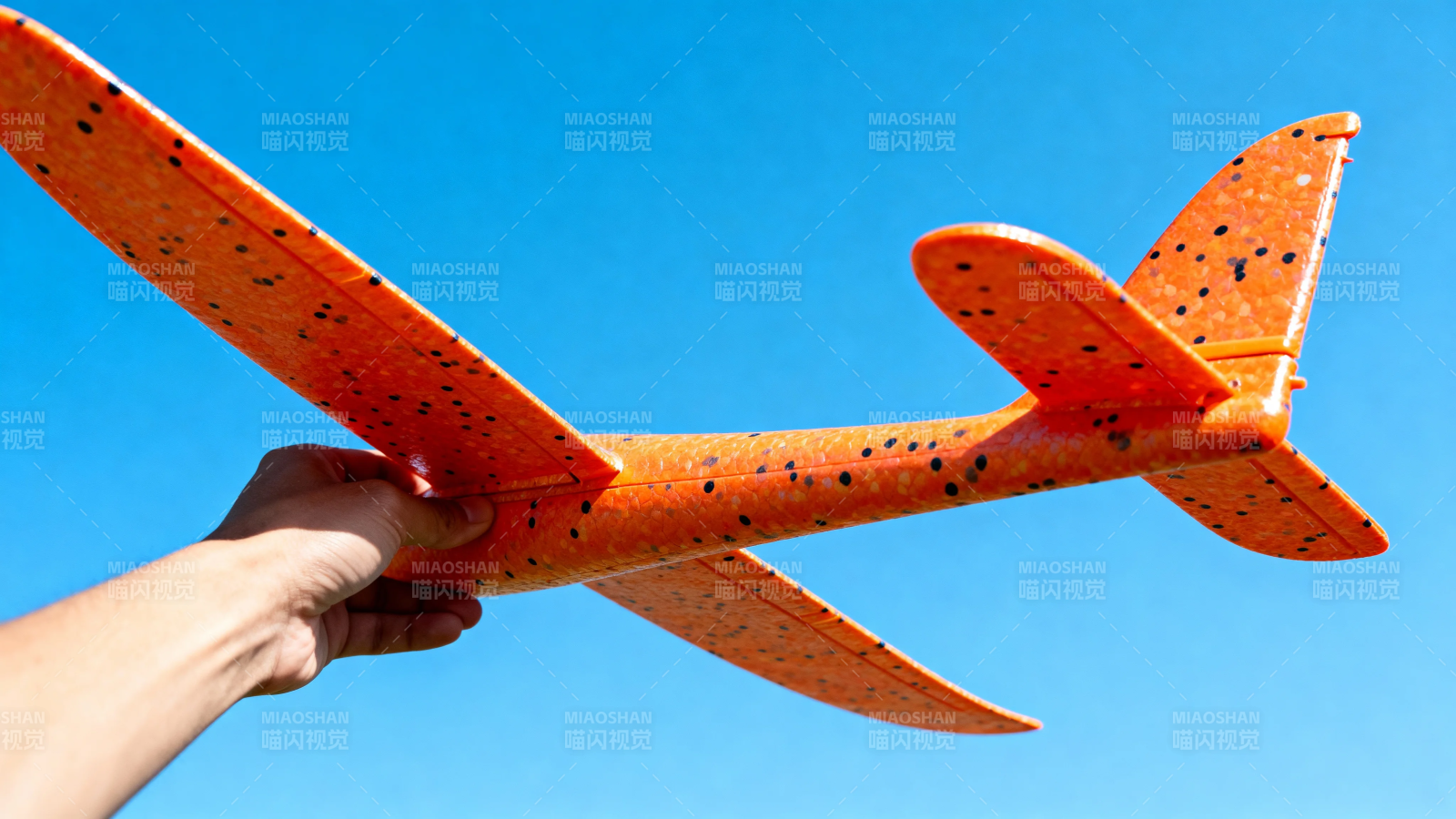 橙色斑点飞机模型手持图图片