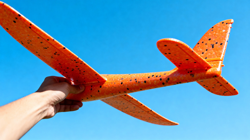 橙色斑点飞机模型手持图图片