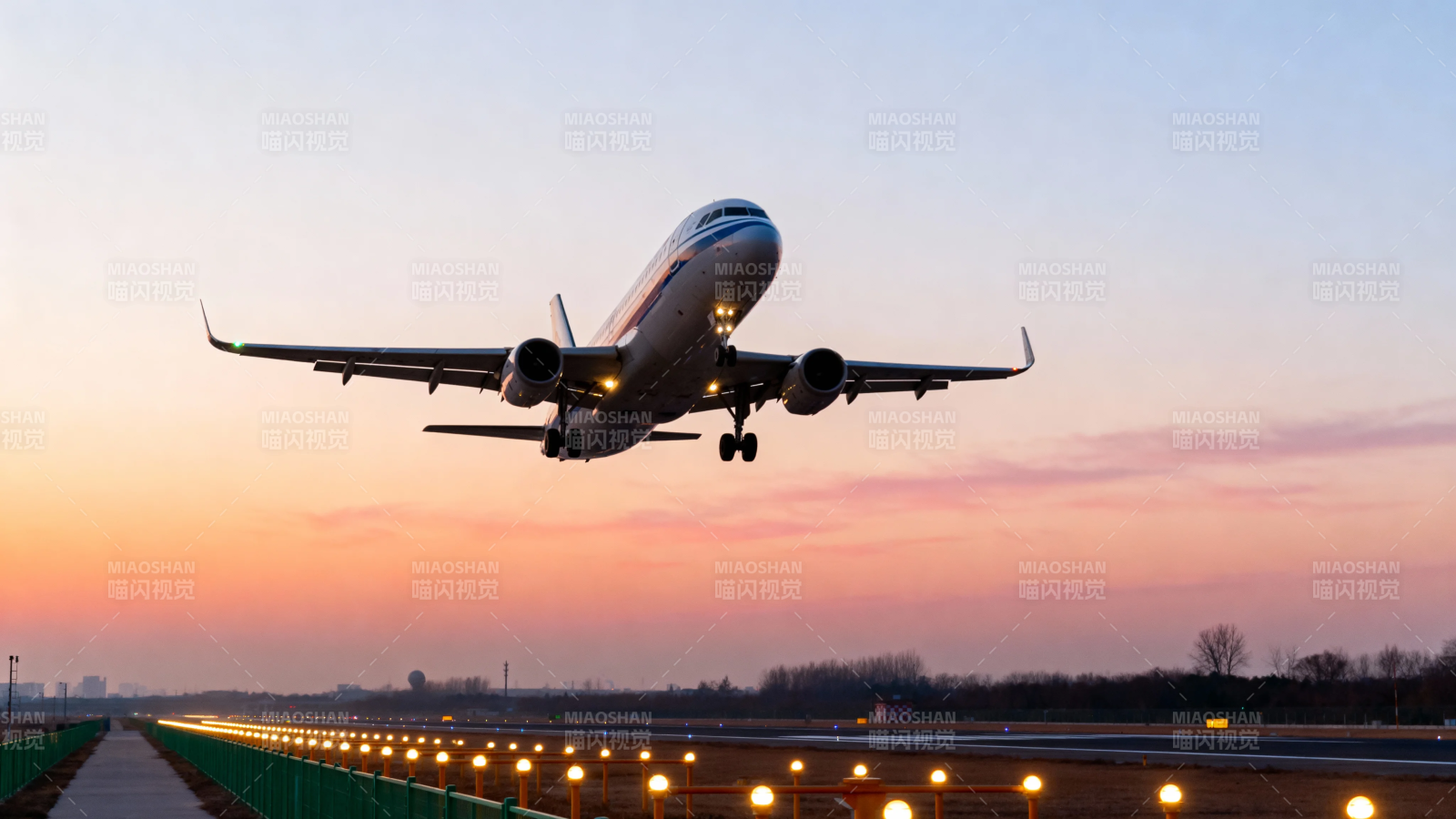 夕阳下飞机起飞瞬间图片