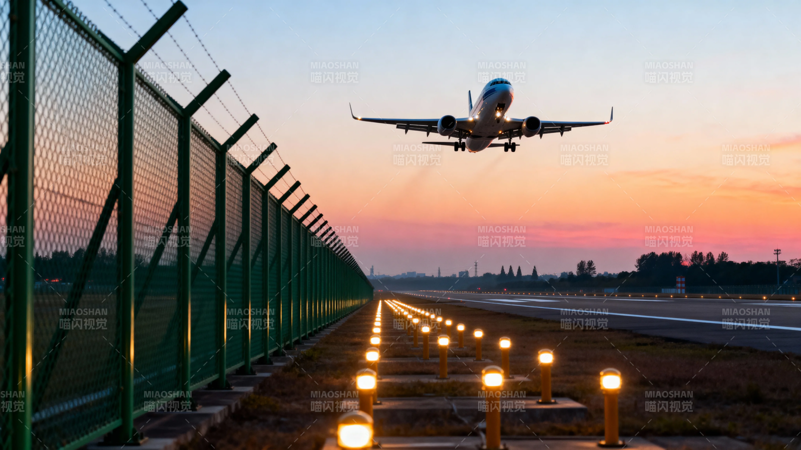 夕阳下飞机降落跑道图片