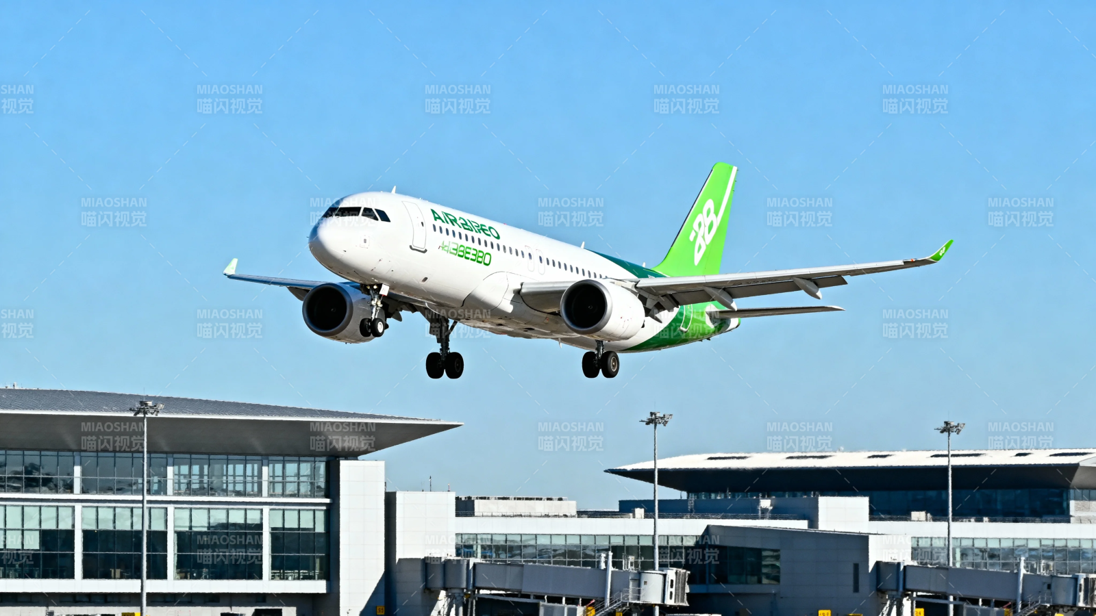 绿尾客机起飞瞬间图片