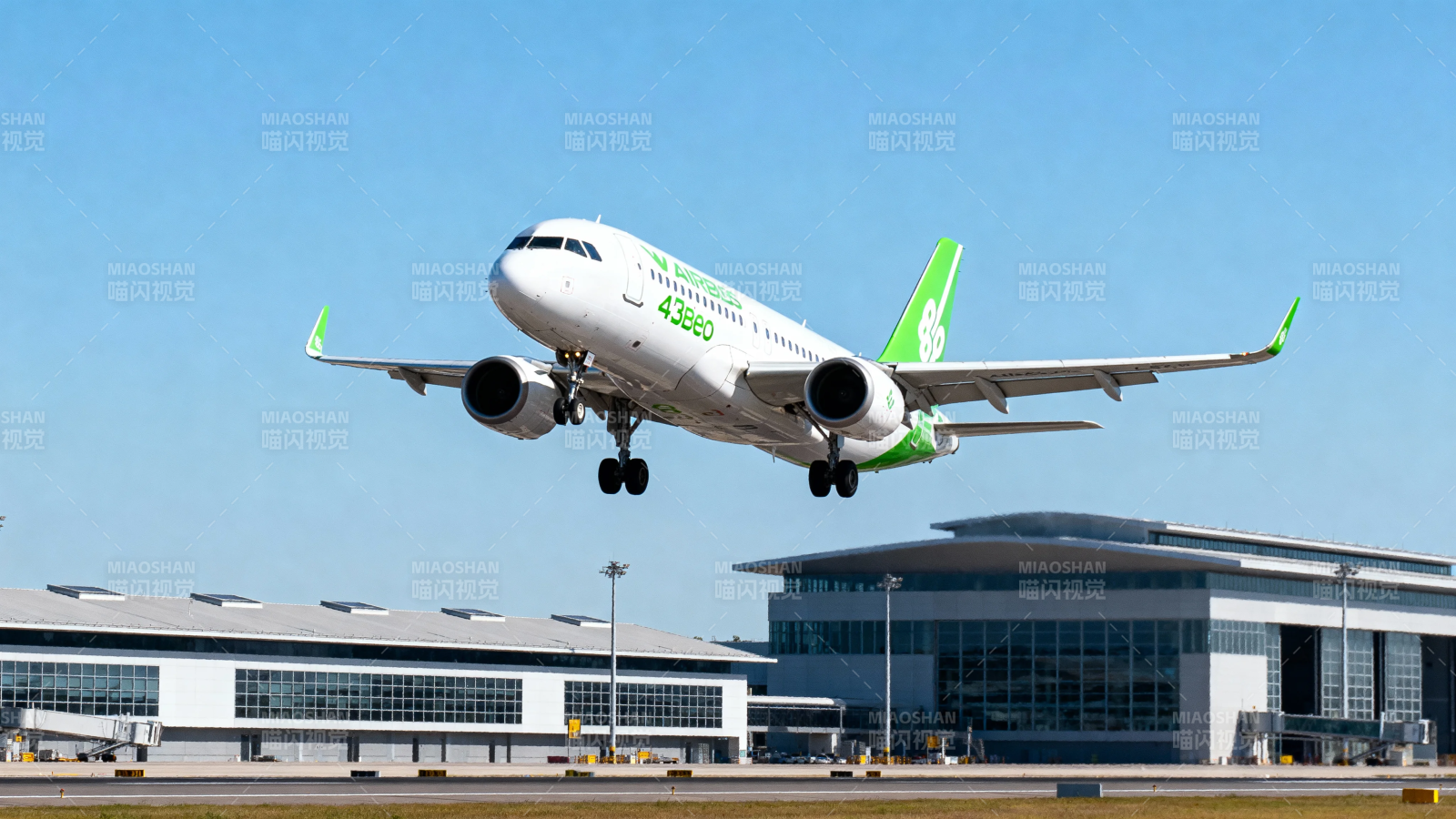 绿尾客机起飞瞬间图片