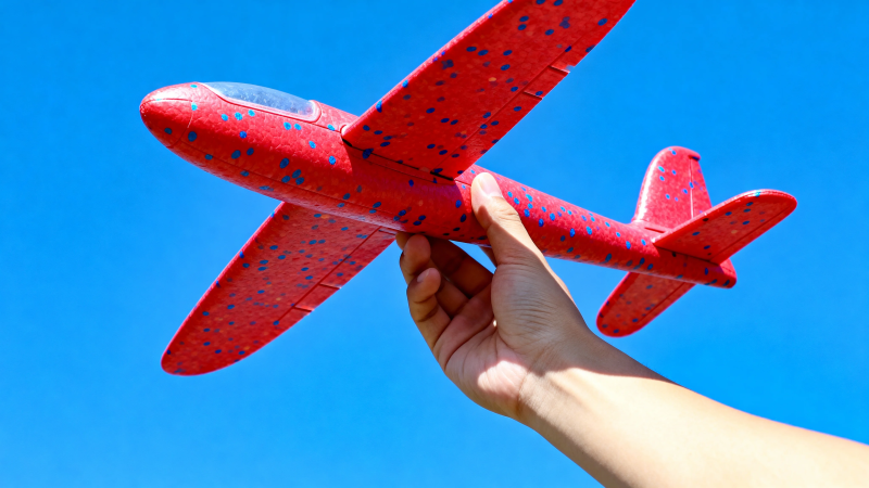红蓝斑点飞机托举蓝天图片
