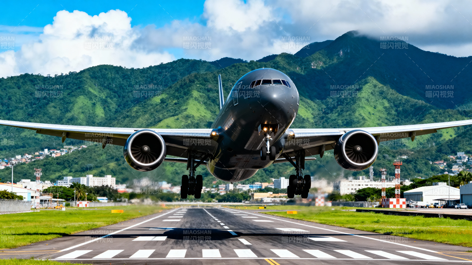 飞机起飞 山景为背景图片
