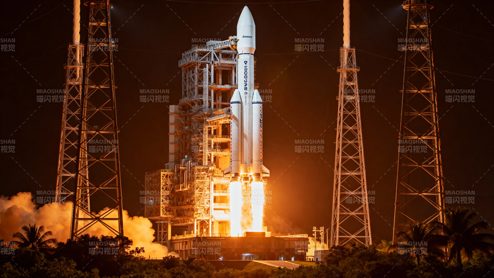 火箭夜射 烈焰升空图片