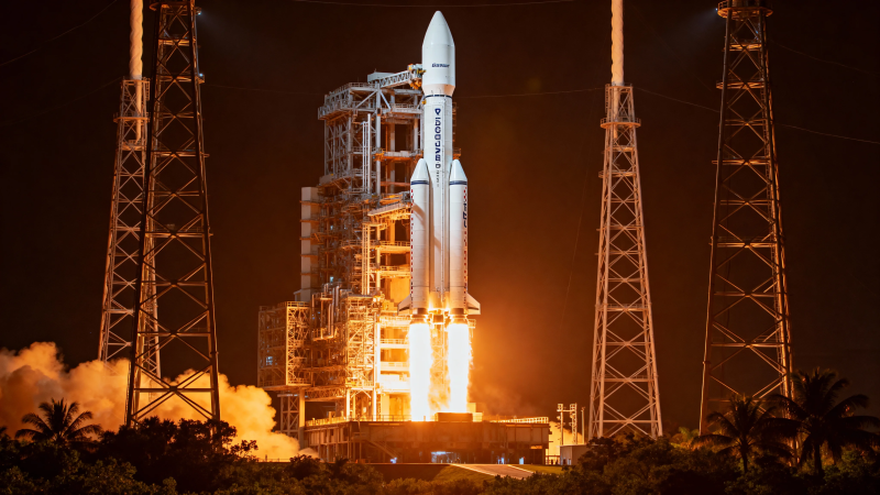 火箭夜射 烈焰升空图片