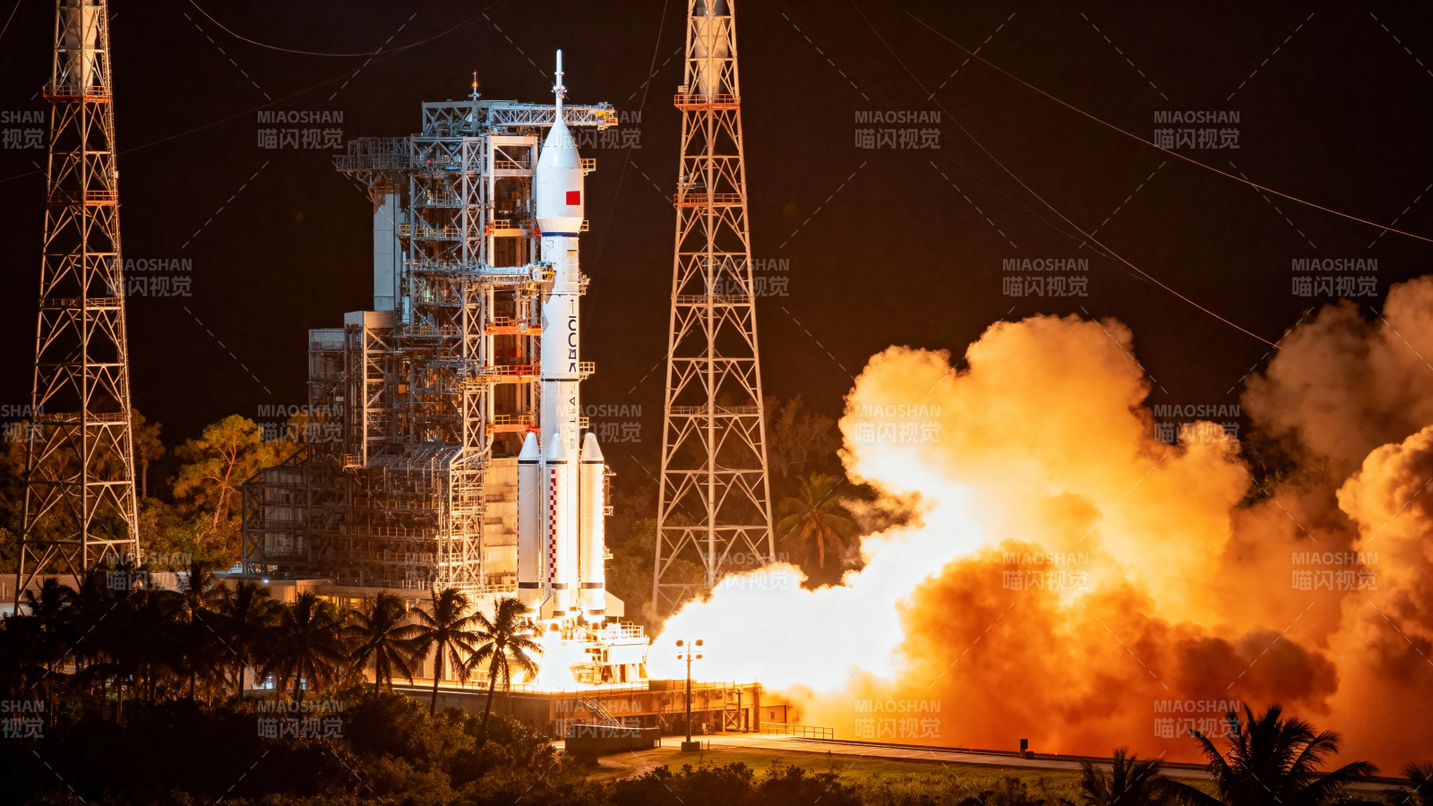 火箭夜射 烈焰腾空图片