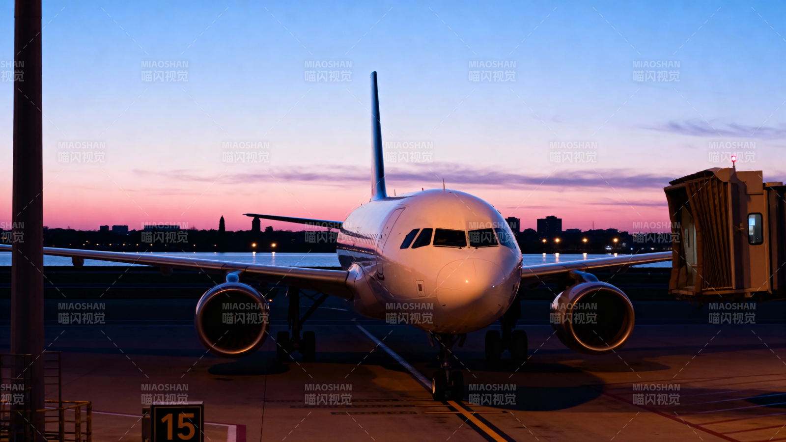 暮色中的客机静候起飞图片