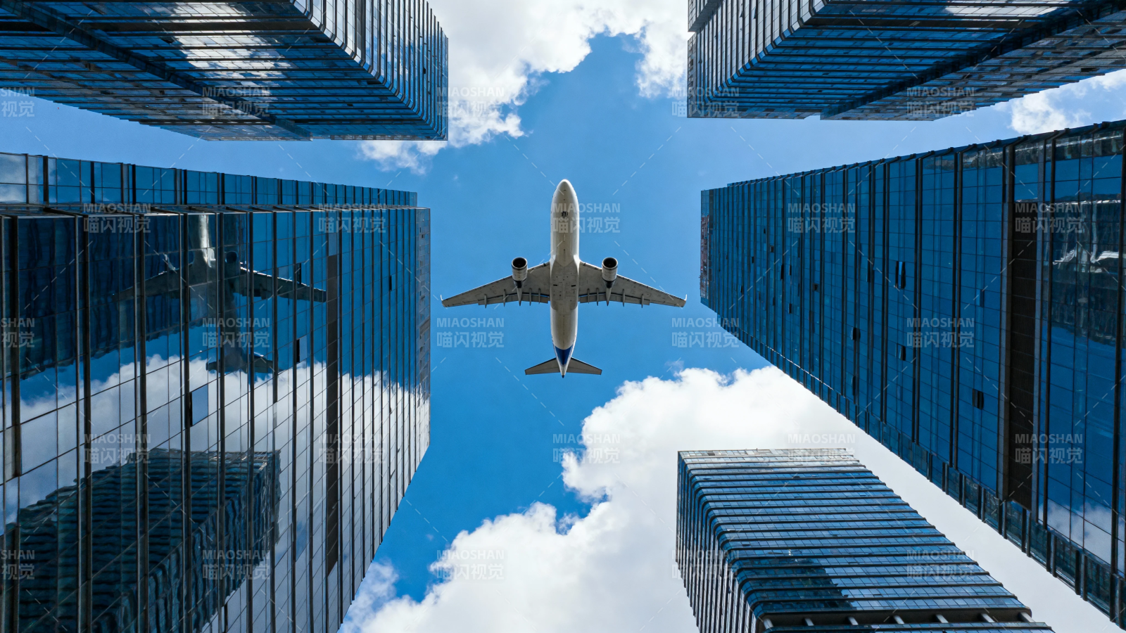 飞机掠过摩天楼群上空图片